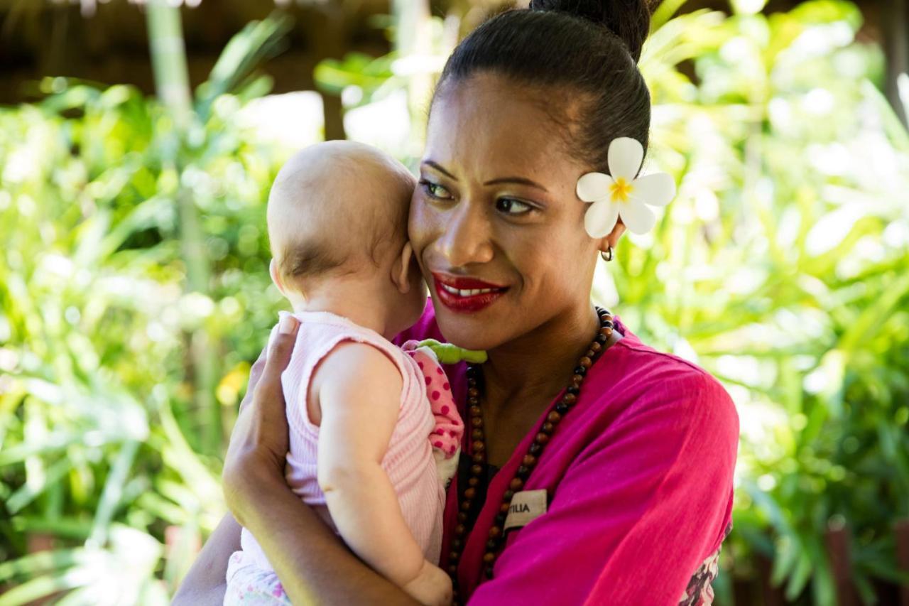 Outrigger Fiji Beach Resort Коротого Экстерьер фото A mother and child in Samoa
