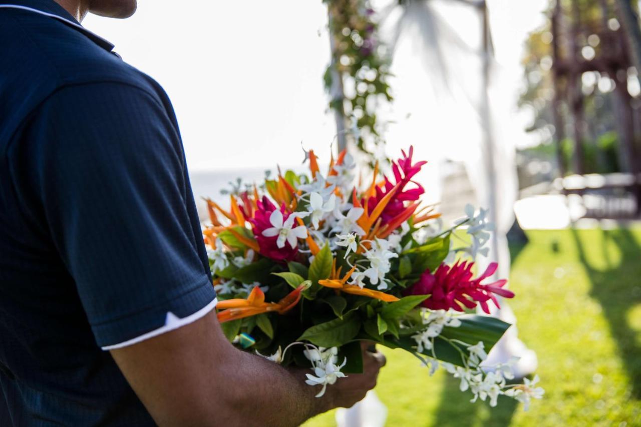 Outrigger Fiji Beach Resort Коротого Экстерьер фото A bouquet of tropical flowers