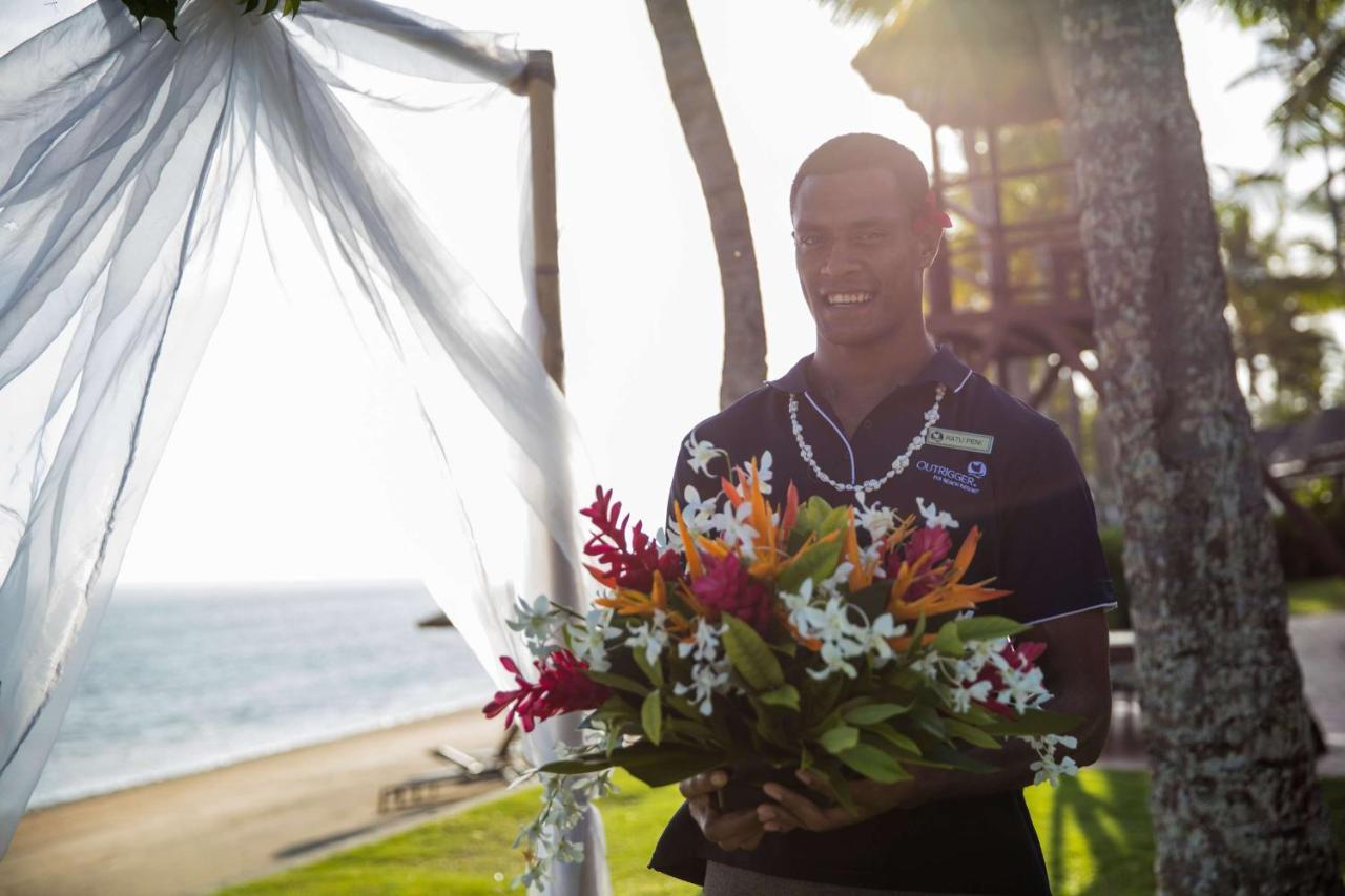 Outrigger Fiji Beach Resort Коротого Экстерьер фото A staff member at the Four Seasons Resort Maldives at the Landaa Giraavaru